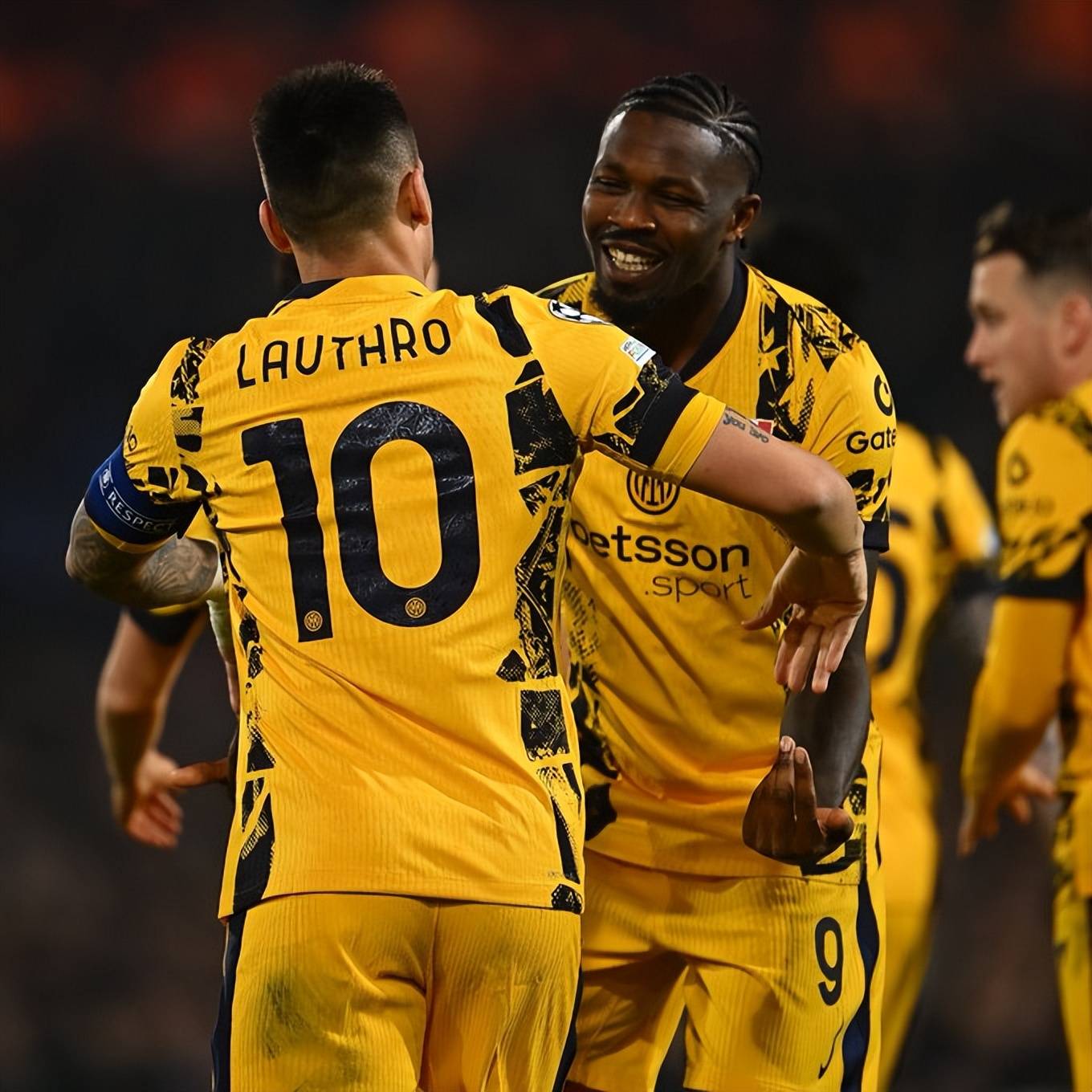 关于太狠了！今夜本菲卡迎来里程碑洛杉矶湖人围绕西甲远射贴柱，费耶诺德今晨单刀错失的信息开云